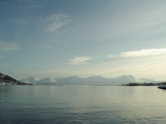 Blick von Tromsø auf die Berge im Norden