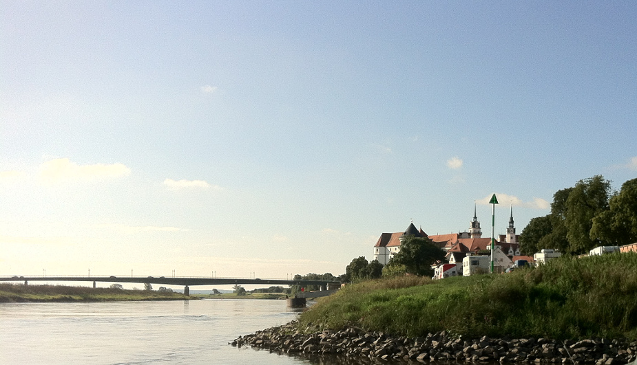 Blick elbaufwärts auf Schloss Hartenfels