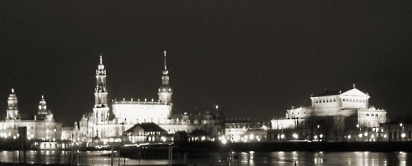 Blick auf Schloß, Hofkirche und Semperoper - Dresden